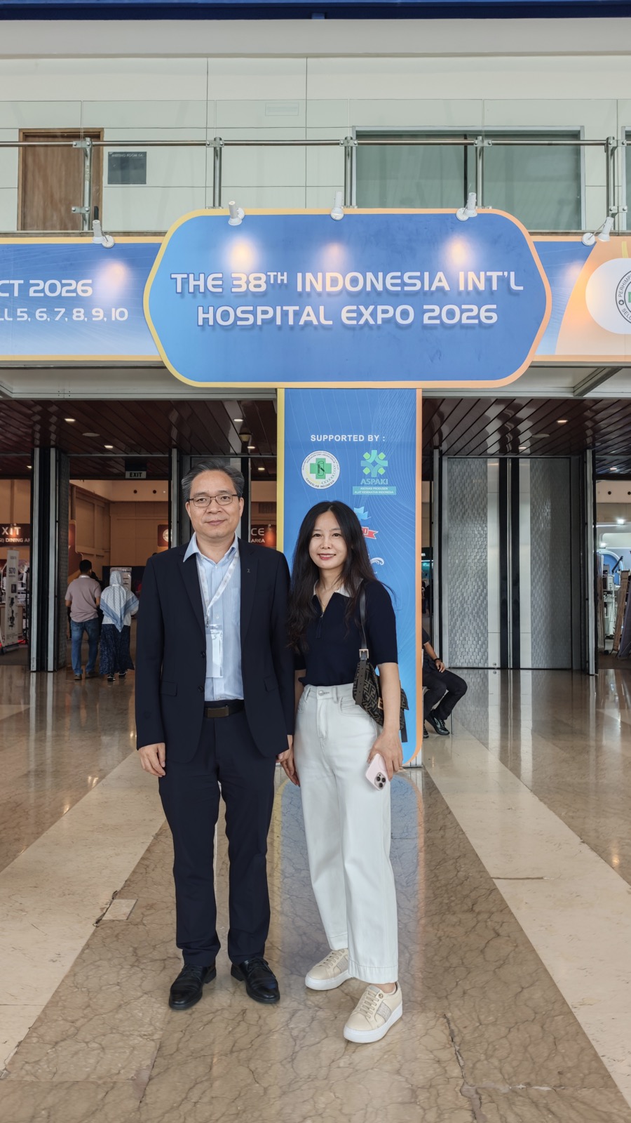 Ms. Suky Ji with a Shanghai medical expert at the 38th Indonesia Int’l Hospital Expo banner